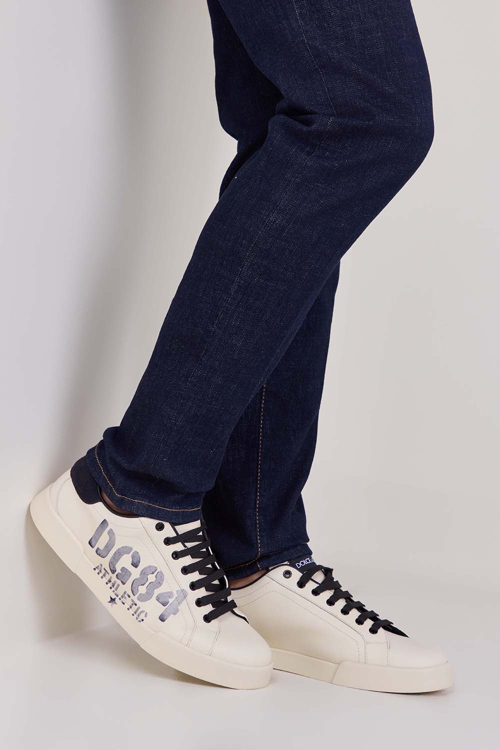 תמונת כל הלוק של נעלי סניקרס עור